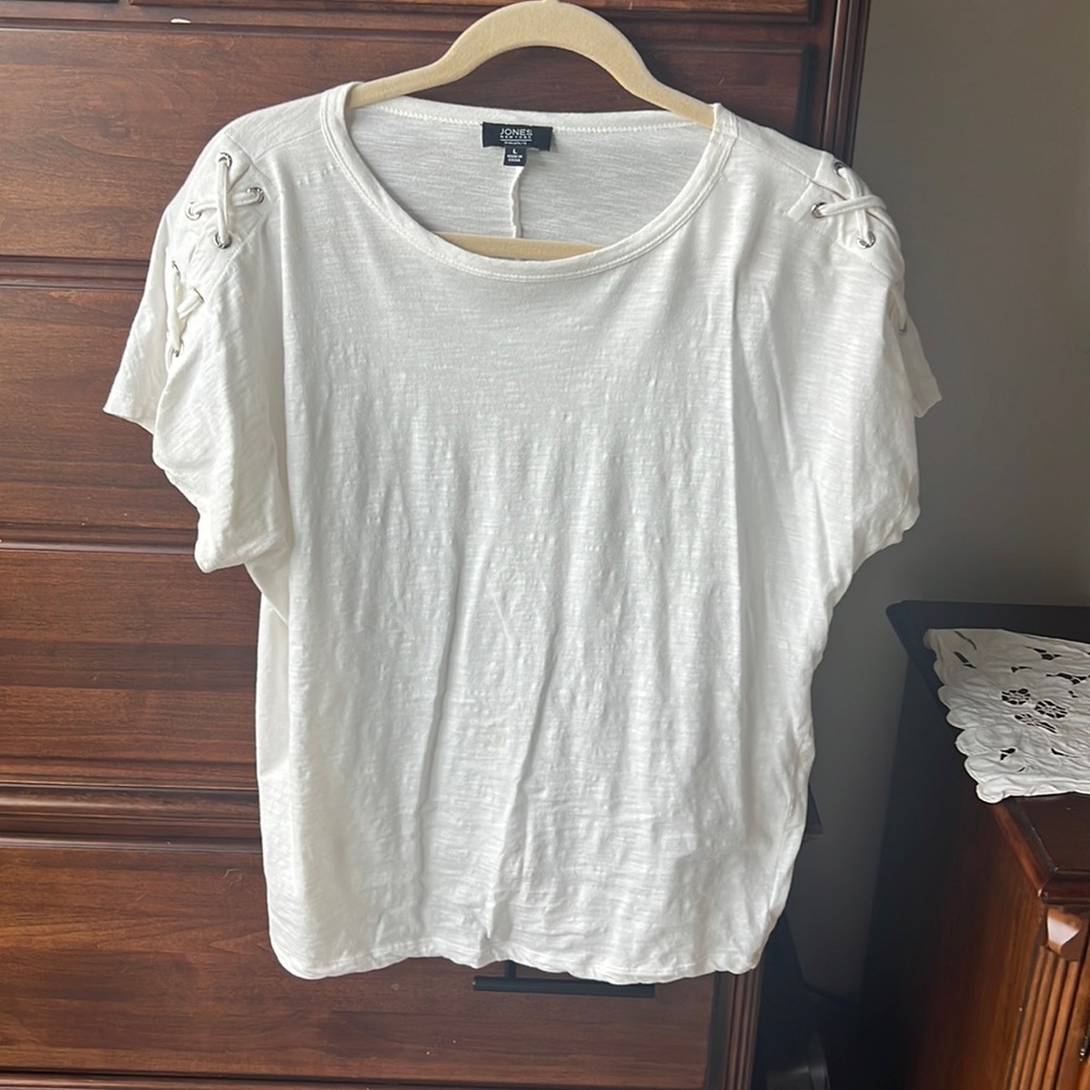Jones New York large white/cream tshirt with X tied short sleeves